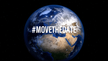 Une vue de la Terre depuis l'espace la nuit et un texte qui dit "#MOVETHEDATE"