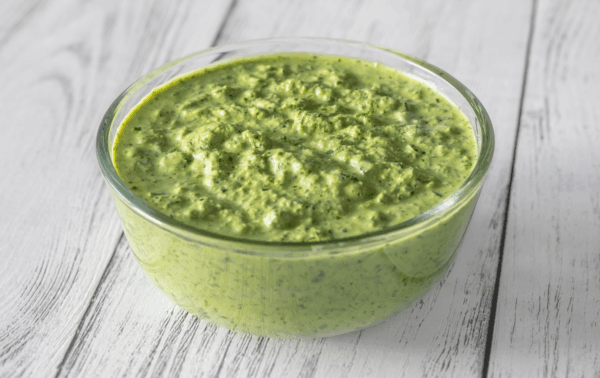 Pot transparent contenant une sauce type green goddess