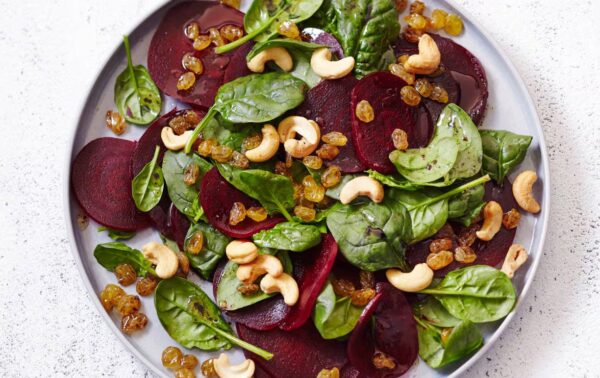 recepten Spinazie-bietensalade met cashewnoten