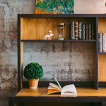 Un libro abierto sobre un escritorio con estantería.